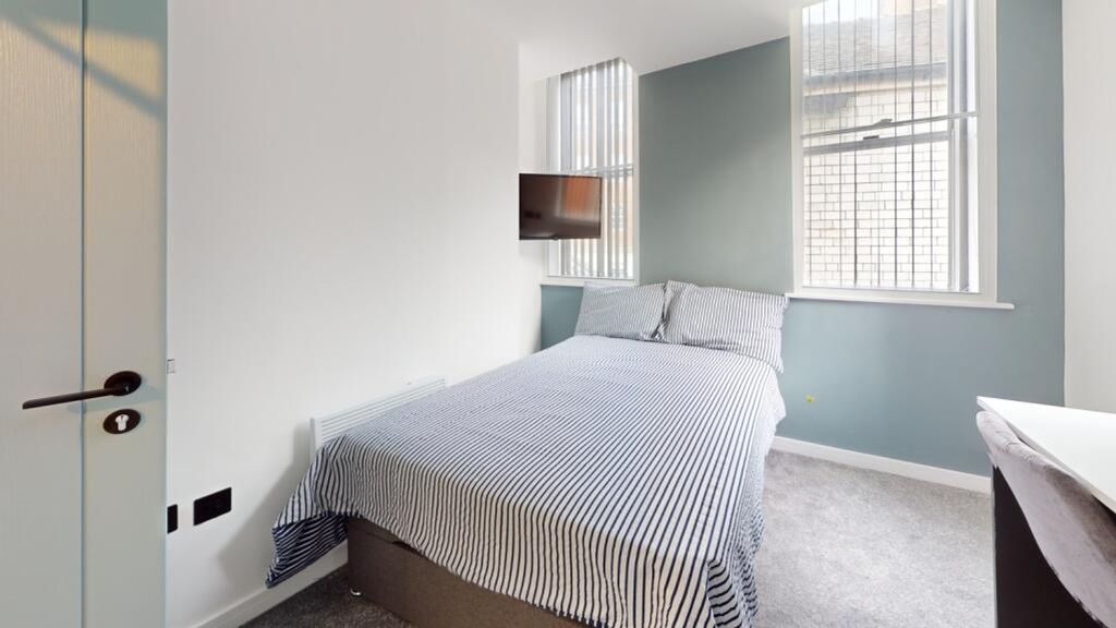 Property photo 2 of 15 A Stylish And Inviting Double Bedroom With Ample N...