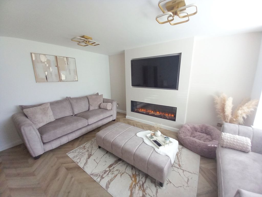 Property photo 2 of 20 Lounge