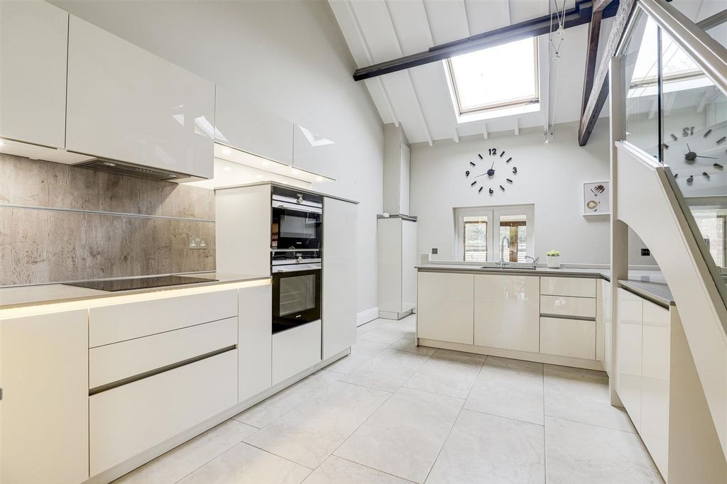 Property photo 3 of 32