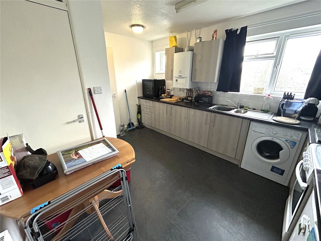 Property photo 3 of 5 Kitchen