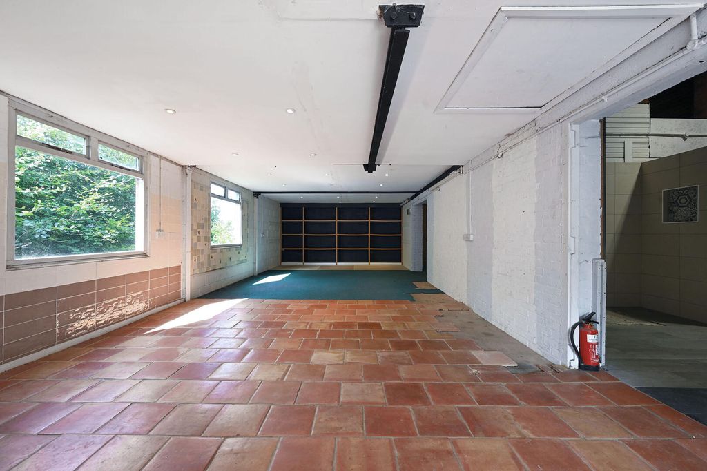 Property photo 1 of 30 Garage
