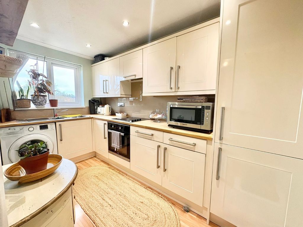 Property photo 1 of 6 Kitchen