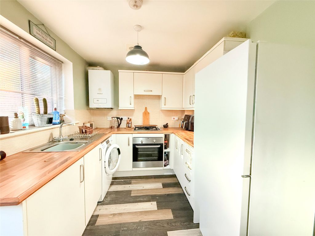 Property photo 3 of 10 Kitchen