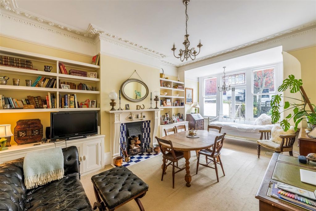 Property photo 3 of 22 105 Pembroke Crescent -8.Jpg