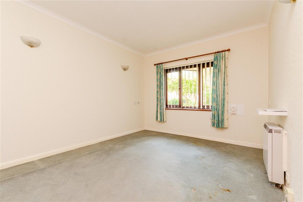 Property photo 1 of 12 Lounge