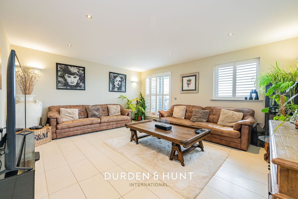 Property photo 2 of 32