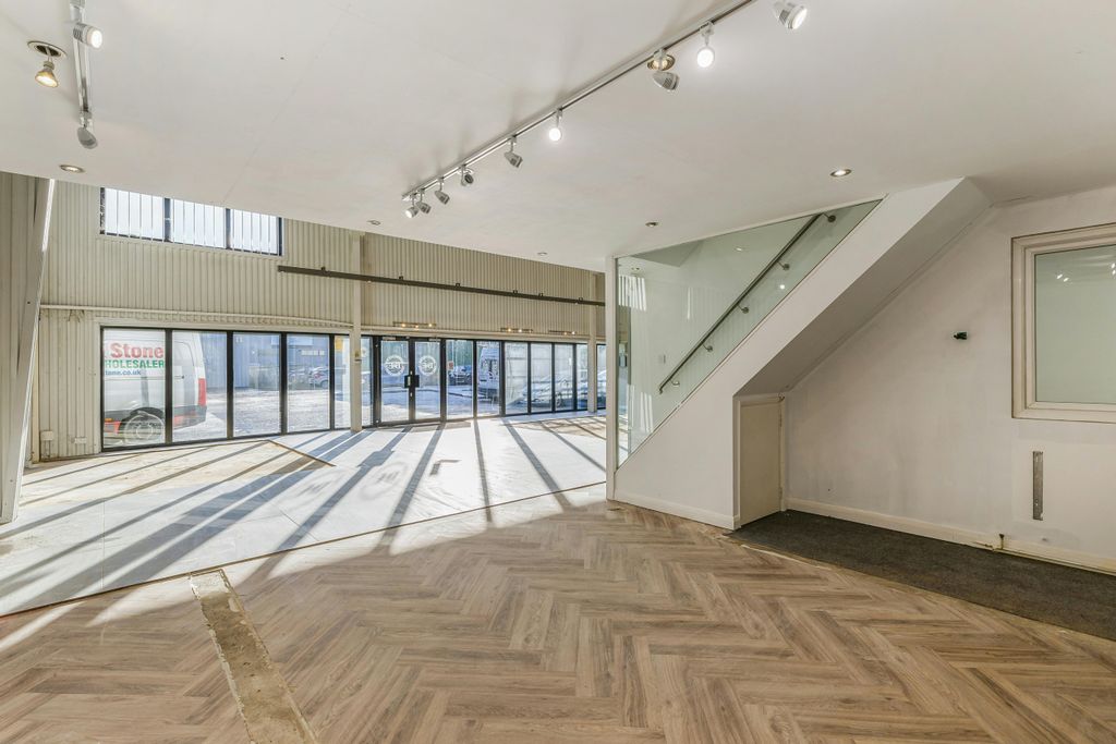 Property photo 2 of 39 101955_4-12-Kempson-Close-Gatehouse-Way (10).Jpg