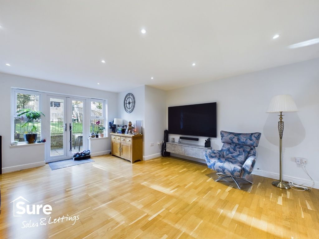 Property photo 1 of 18 3908011