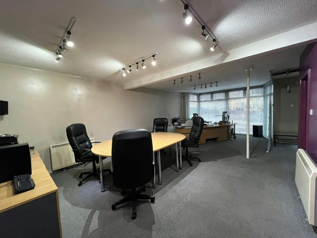 Property photo 2 of 7 214 Station Road Addlestone.Jpg