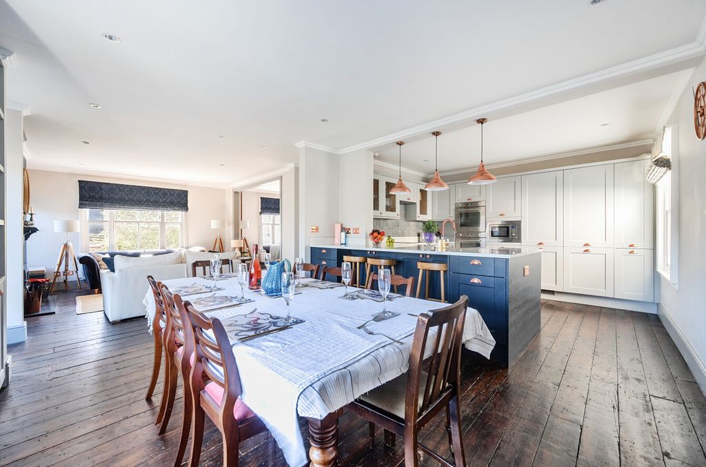 Property photo 2 of 25