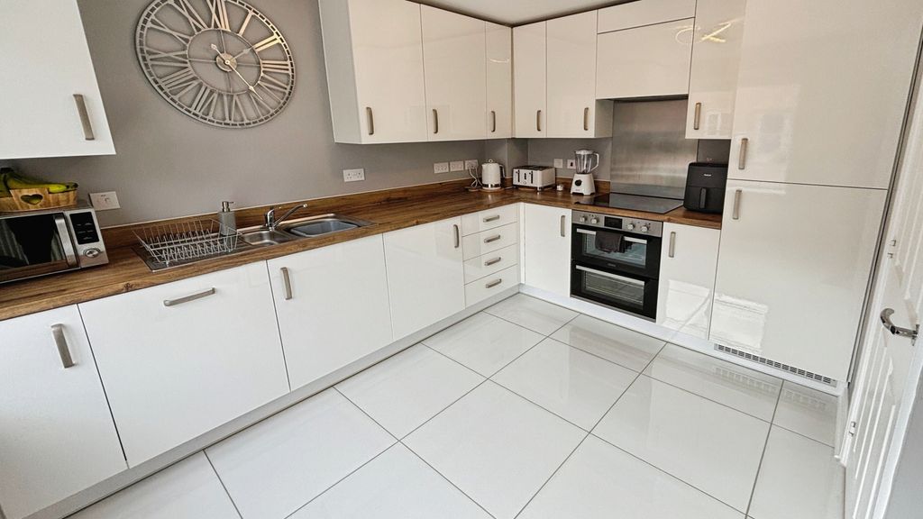 Property photo 2 of 14 Kitchen