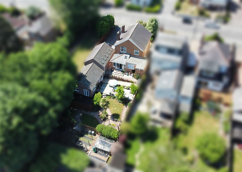 Property photo 1 of 35 Leicester Road
