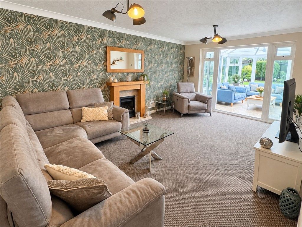 Property photo 3 of 16 Lounge