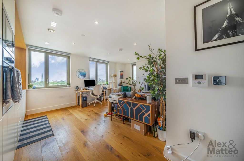 Property photo 3 of 12 Imperial Court