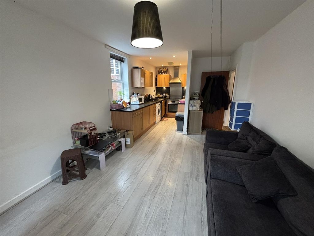 Property photo 3 of 12 Lounge Kitchen