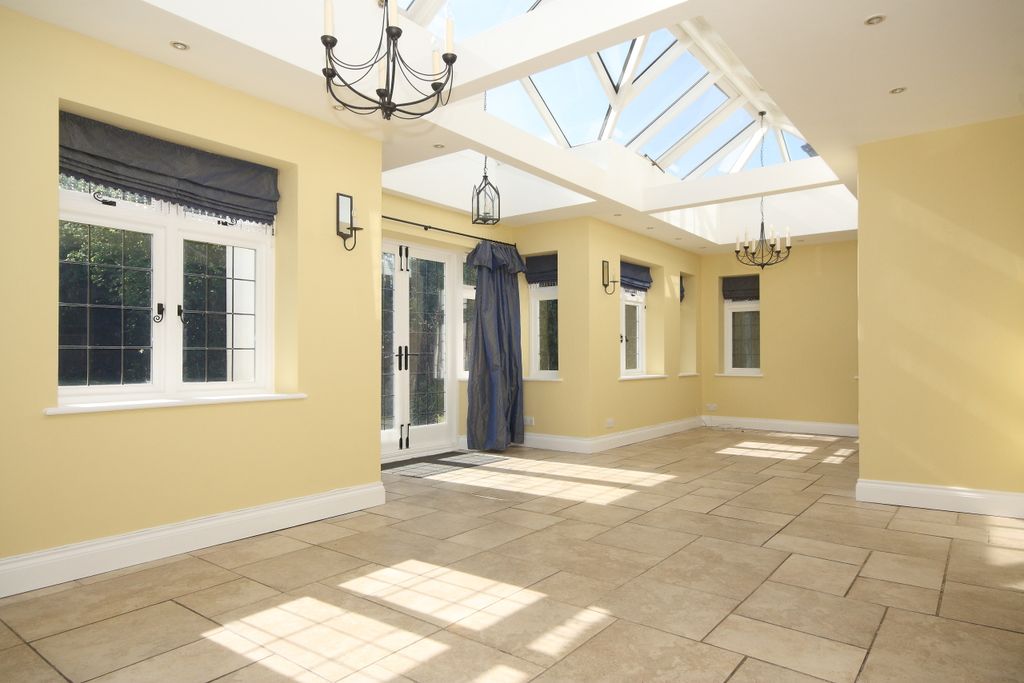 Property photo 2 of 11 Family/Dining Area