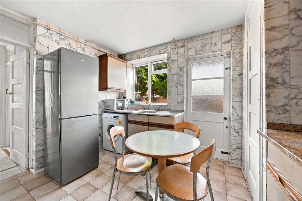 Property photo 3 of 14 Kitchen