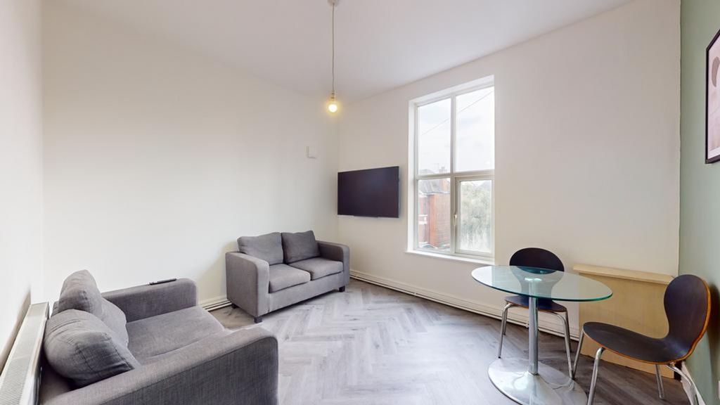 Property photo 3 of 8 A Bright And Inviting Living Room With Modern Deco...