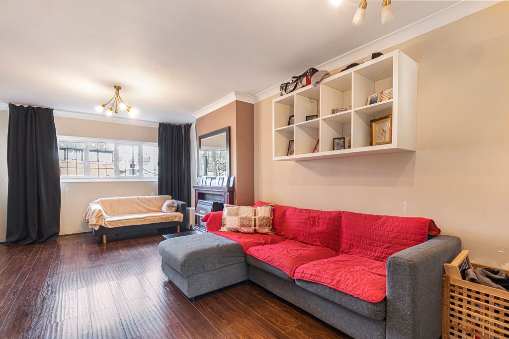 Property photo 2 of 19 Lounge