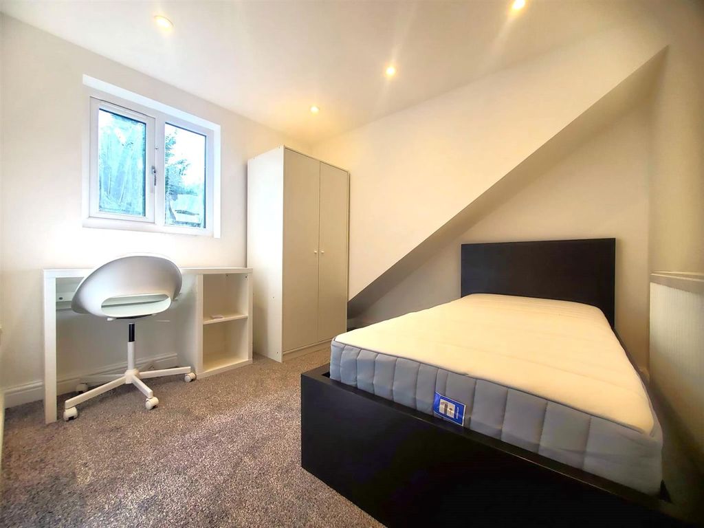 Property photo 1 of 20 Attic Room