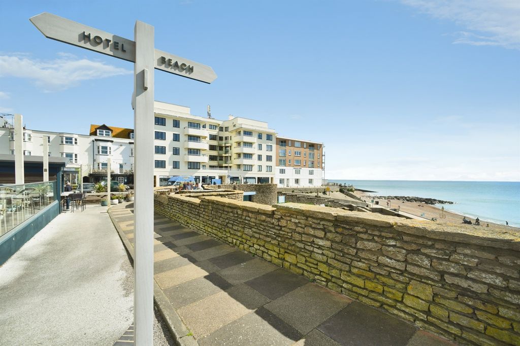 Property photo 2 of 20