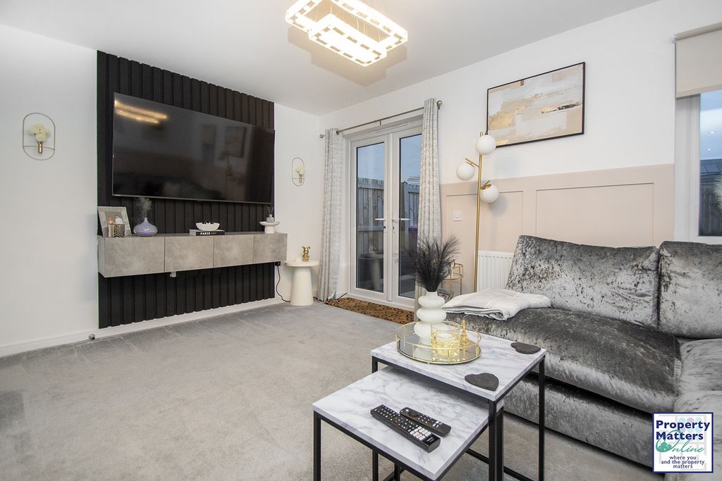 Property photo 3 of 17 Lounge