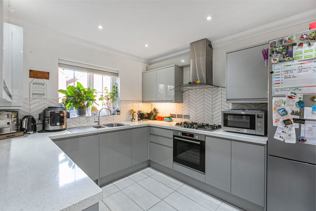 Property photo 3 of 12 Kitchen