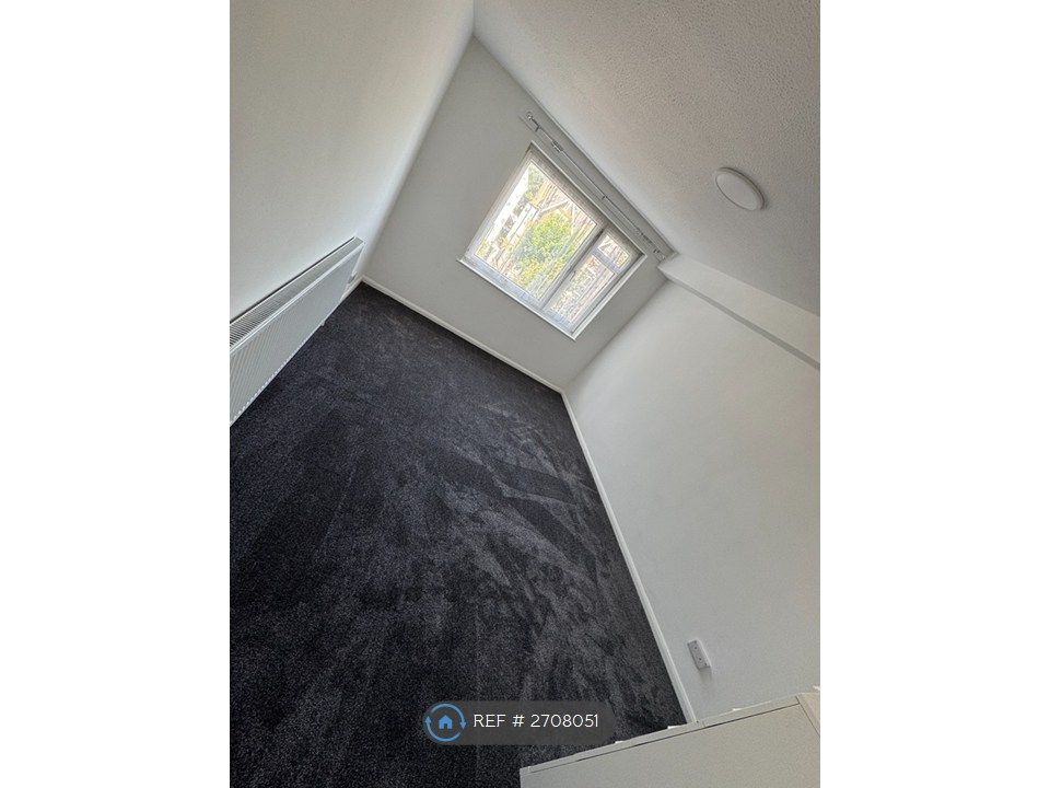 Property photo 3 of 18 Master Bedroom