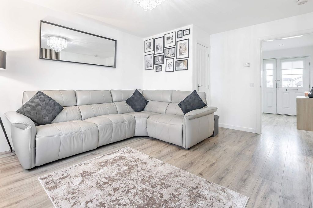 Property photo 3 of 31 Lounge Area