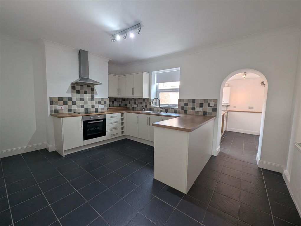 Property photo 3 of 10 Kitchen