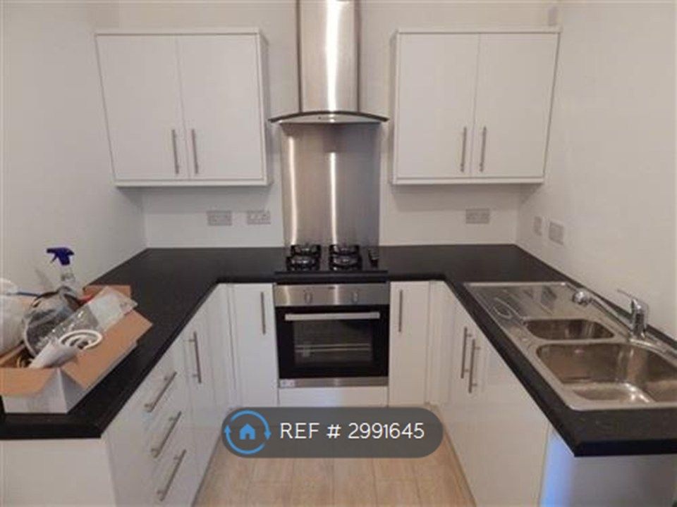 Property photo 3 of 8 Kitchen
