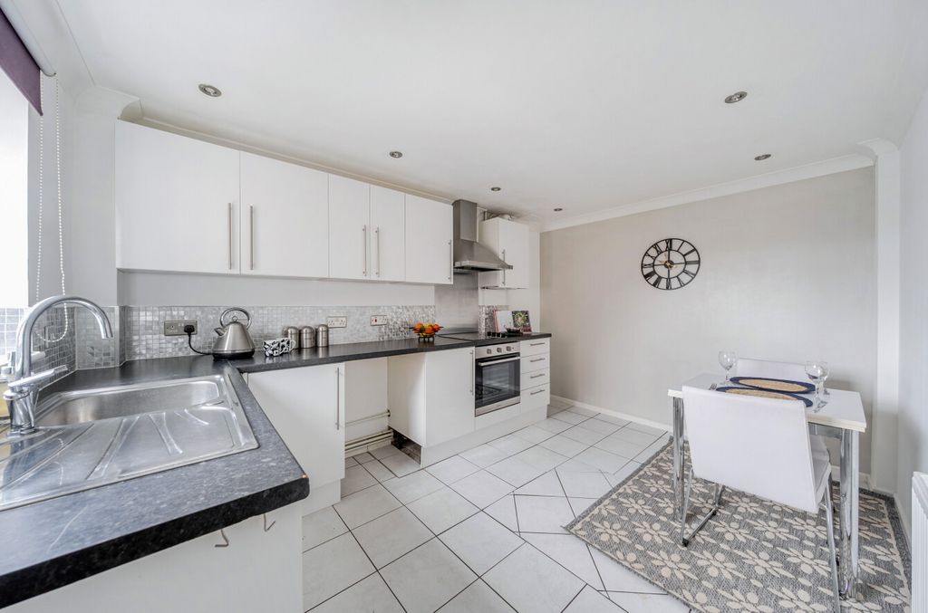 Property photo 3 of 12 1383885-32-694138...