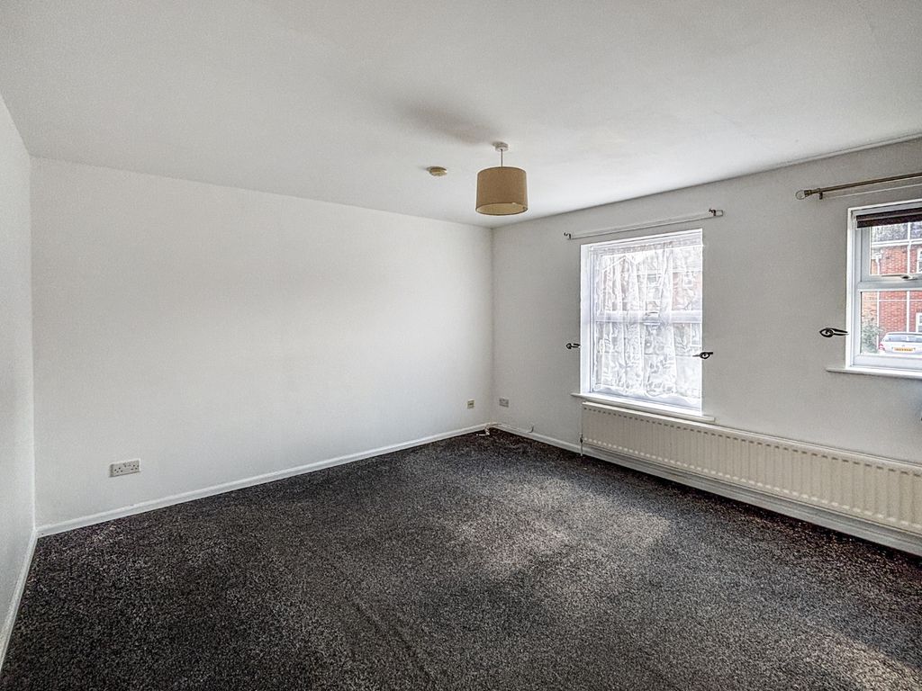 Property photo 3 of 12 Pbox-Bedroom-318269.Jpg