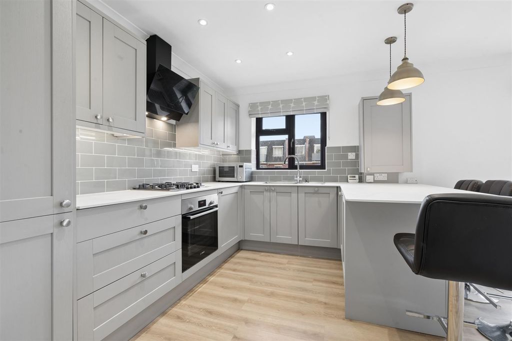 Property photo 2 of 7 Lelliot Court, 2A Edge Hill, Wimbledon, Sw19 4Lp K