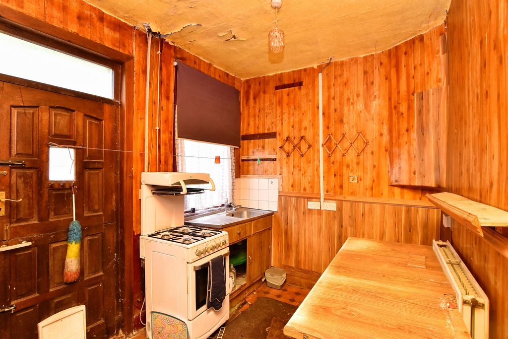 Property photo 3 of 8 Kitchen