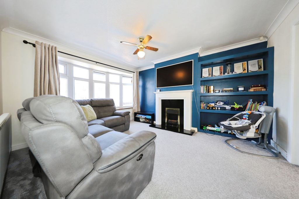Property photo 2 of 15 Lounge