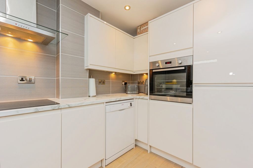 Property photo 3 of 11 Kitchen