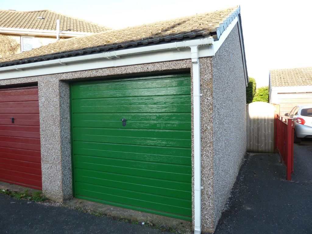 Property photo 2 of 17 Garage