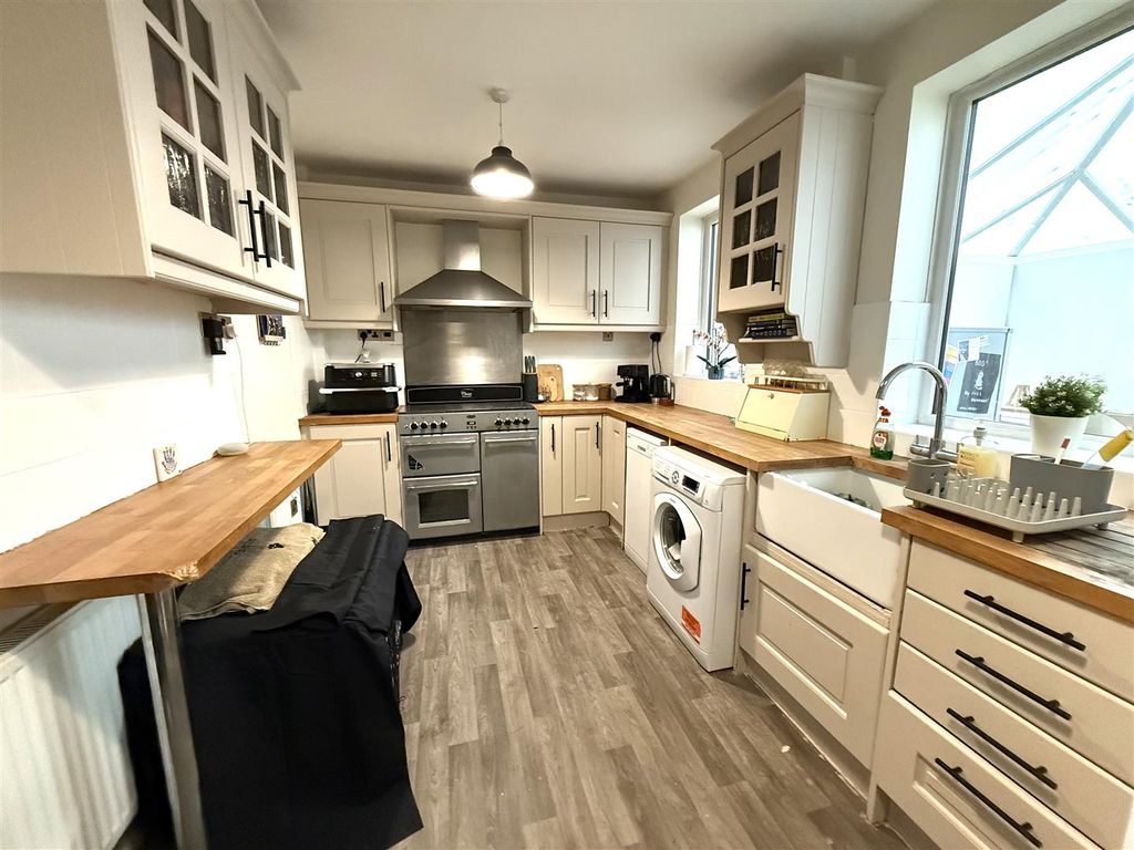 Property photo 3 of 10 16 Pvt Kit.Jpeg