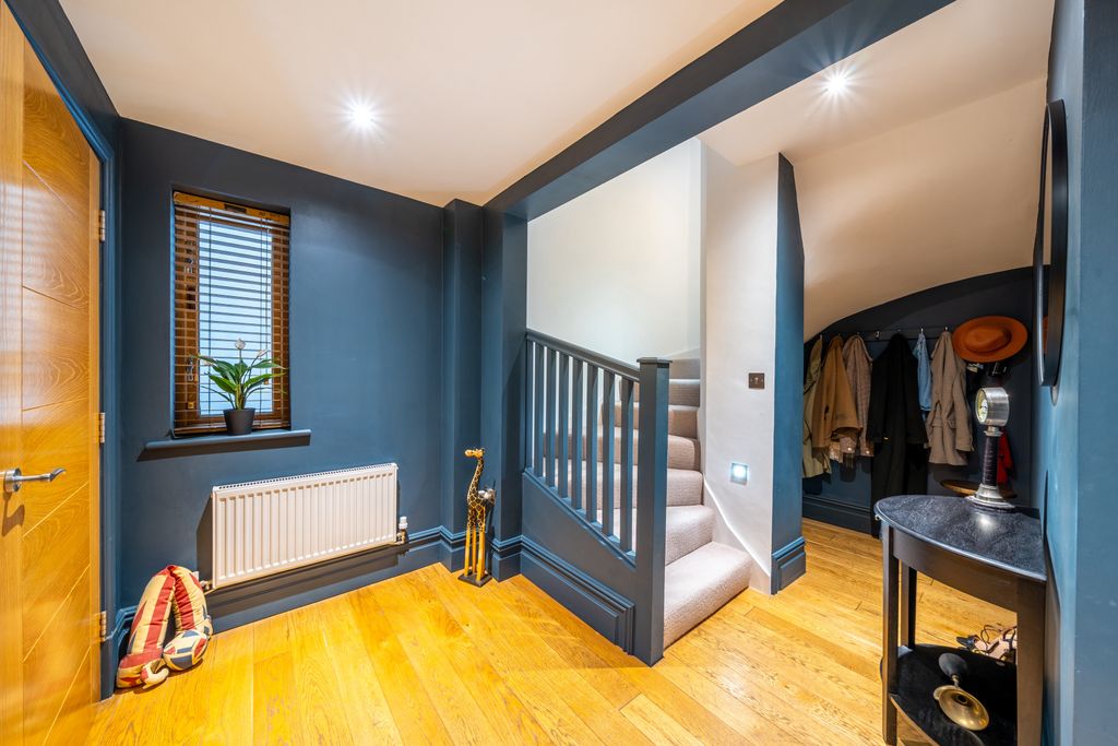 Property photo 2 of 32