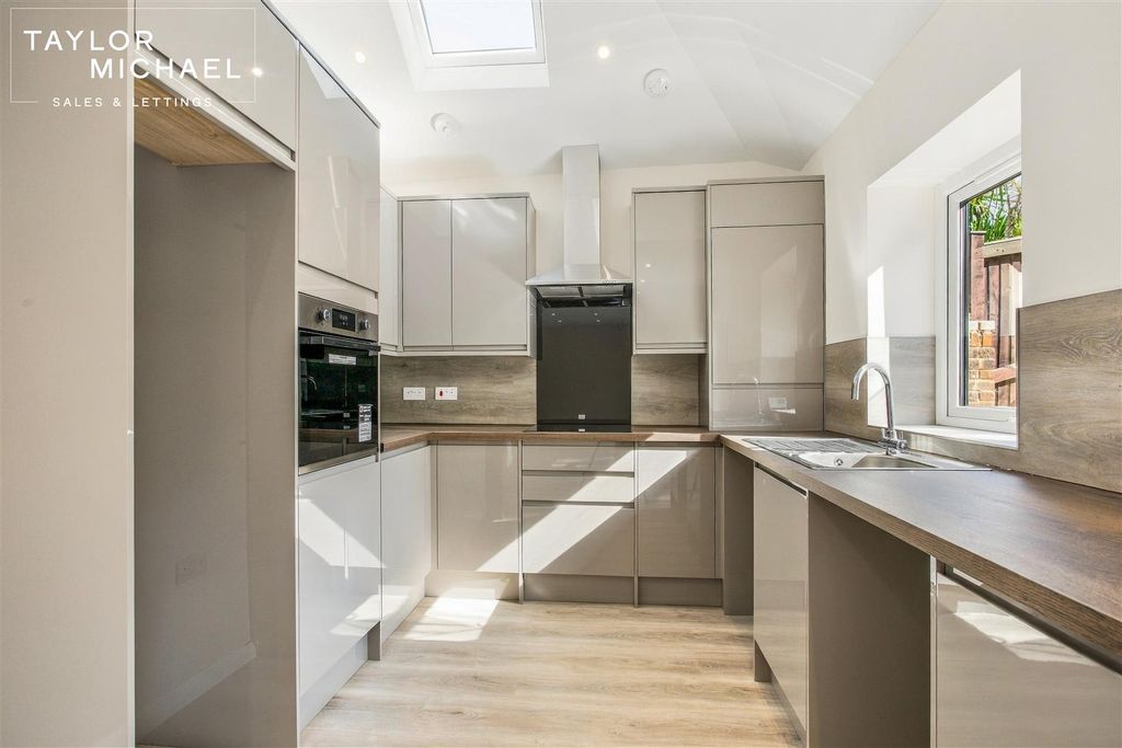 Property photo 3 of 34 Kitchen