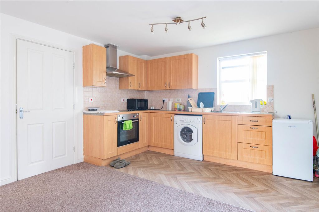 Property photo 2 of 12 Kitchen & Lounge