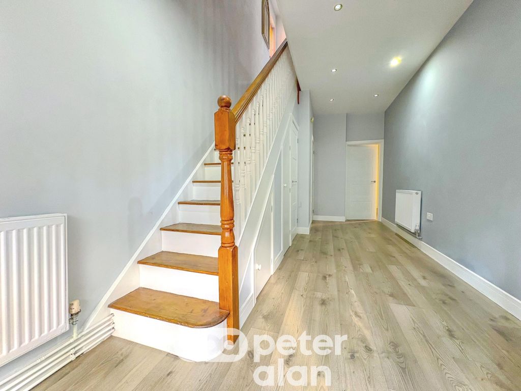 Property photo 3 of 33 Entrance Hall