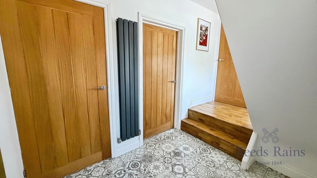 Property photo 2 of 17 Entrance Hall