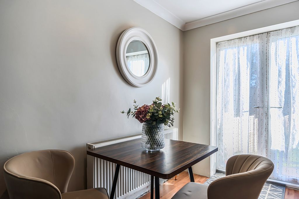 Property photo 3 of 18 Reception