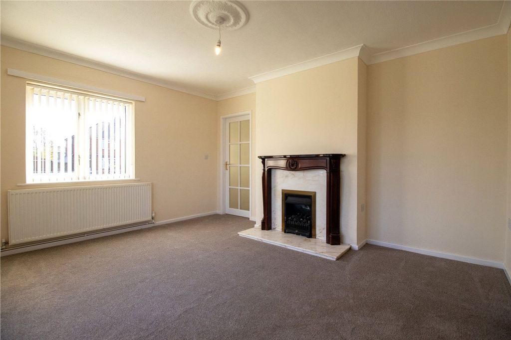 Property photo 3 of 19 Lounge