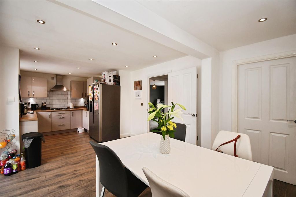 Property photo 2 of 22 Open Plan Kitchen / Dining Room