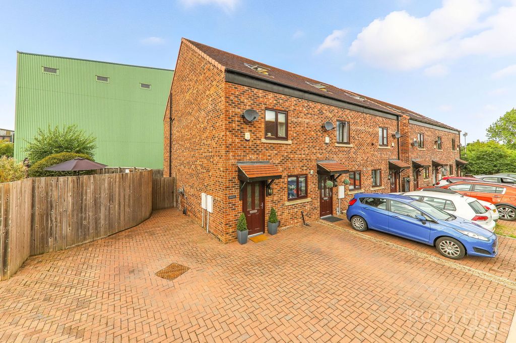 Property photo 2 of 31