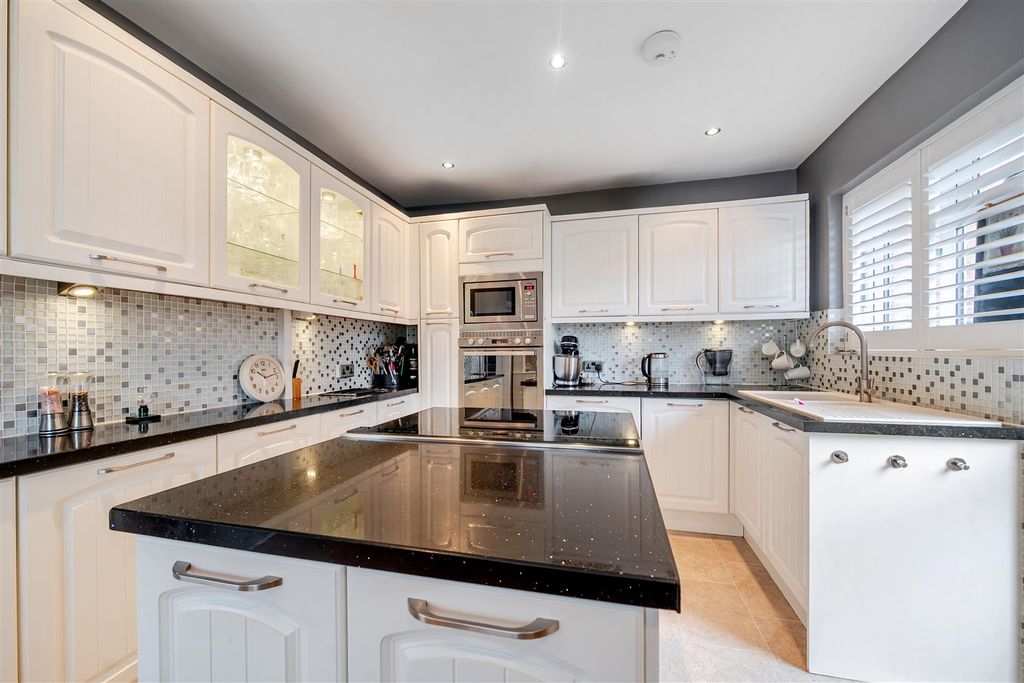 Property photo 3 of 25 Kitchen