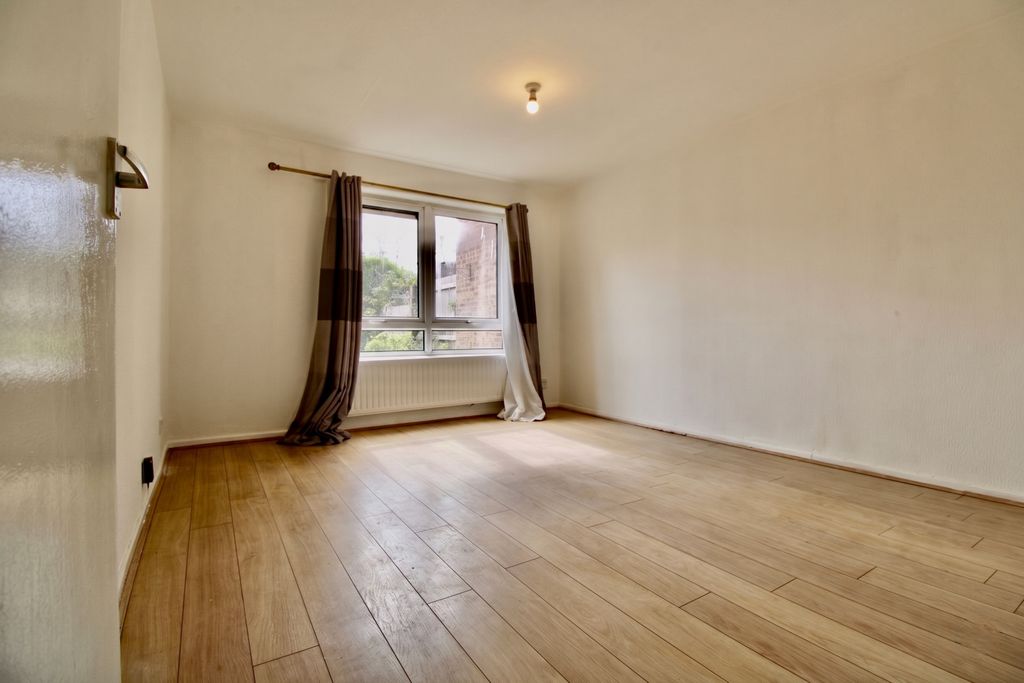 Property photo 2 of 11 Lounge